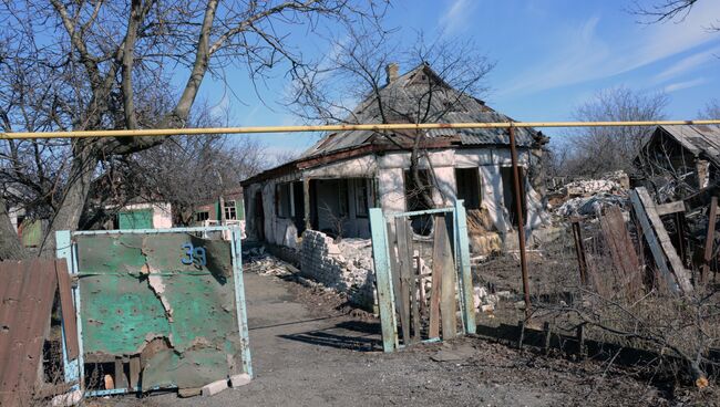 Разрушенные дома в поселке Чернухино ЛНР. Архивное фото