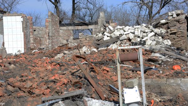 Разрушенные дома в поселке в ЛНР. Архивное фото