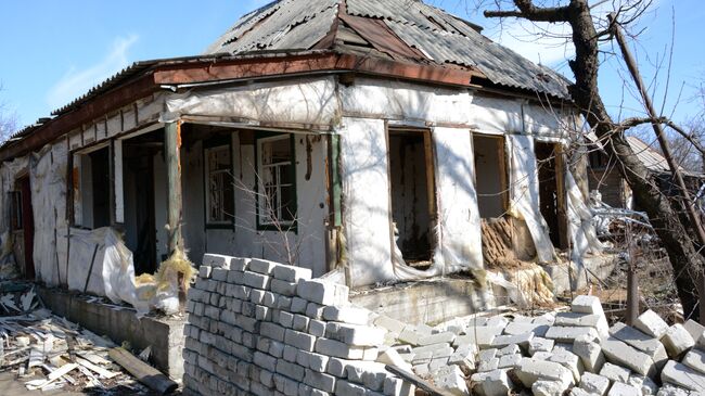 Разрушенные дома в поселке Чернухино ЛНР. Архивное фото