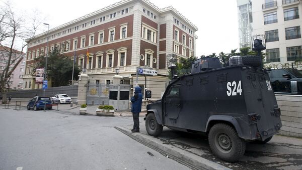 Бронированный полицейский автомобиль у здания немецкого посольства в Стамбуле. Март 2016