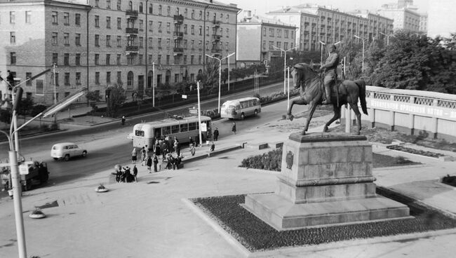 Памятник Григорию Котовскому на бульваре Нигруци в городе Кишиневе