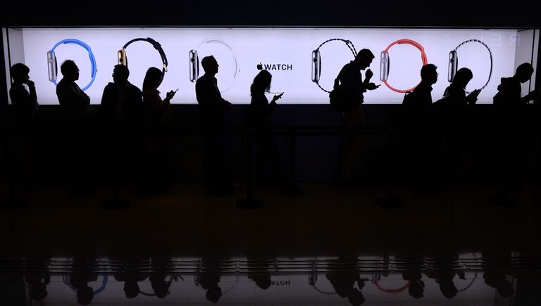 Очередь за умными часами Apple Watch в одном из магазинов Гонконга. 10 апреля 2015