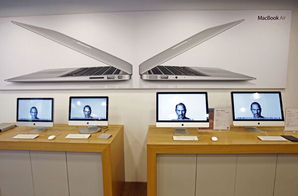 Портреты основателя компании Apple Стива Джобса в одном магазинов Apple store в Тайпее, Тайвань