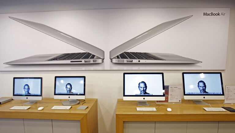 Портреты основателя компании Apple Стива Джобса в одном магазинов Apple store в Тайпее, Тайвань