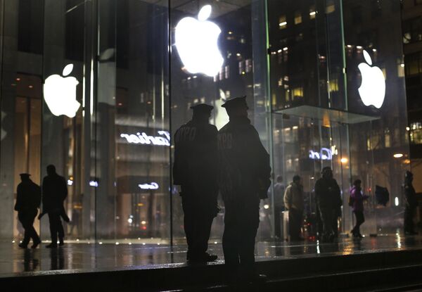 Полицейские возле магазина Apple store во время демонстрации против сотрудничества компании Apple и ФБР в Нью-Йорке, США