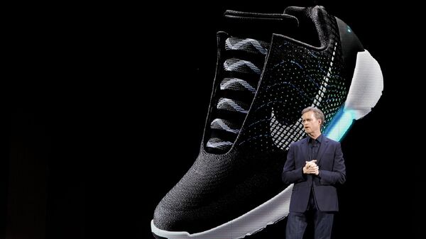 Генеральный директор Nike Марк Паркер во время презентации модели кроссовок Nike HyperAdapt 1,0 в Нью-Йорке. Март 2016
