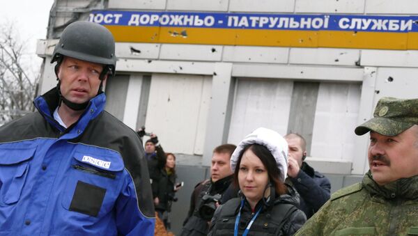 Замглава миссии ОБСЕ на Украине А. Хуг во время посещения Донецкой области. Архивное фото