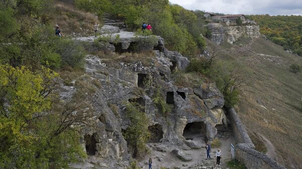 Средневековый пещерный город-крепость Чуфут-Кале в Бахчисарайском районе в Крыму. Архивное фото