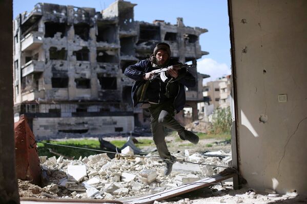 Боевик из группировки Джейш аль-Ислам (Армия ислама) в пригороде Дамаска, Сирия