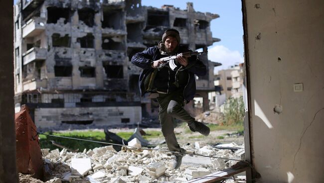 Боевик из группировки Джейш аль-Ислам (Армия ислама) в пригороде Дамаска, Сирия