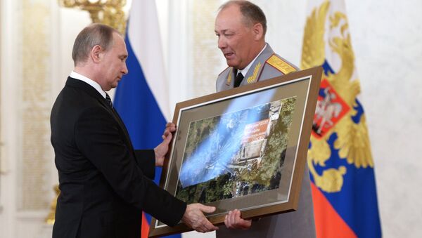 Президент РФ В. Путин вручил госнаграды военным, участвовавшим в антитеррористической операции в Сирии
