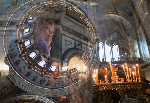 Верующие в храме Христа Спасителя в Москве во время совершения богослужения с чином прощения патриархом Московским и всея Руси Кириллом