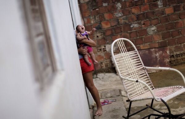 Мама с ребенком, больным микроцефалией в городе Ресифи, Бразилия