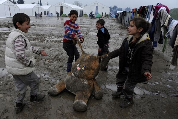 Дети беженцев играют в лагере на границе Греции и Македонии