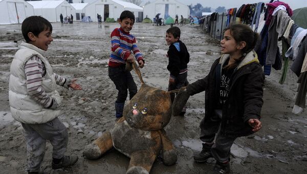 Дети беженцев играют в лагере на границе Греции и Македонии. Архивное фото