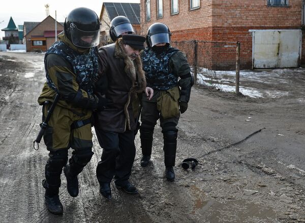 Сотрудники правоохранительных органов производят задержание в поселке Плеханово в Тульской области