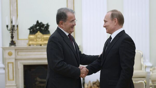Президент России Владимир Путин (справа) и бывший председатель Совета министров Италии Романо Проди во время встречи в Кремле
