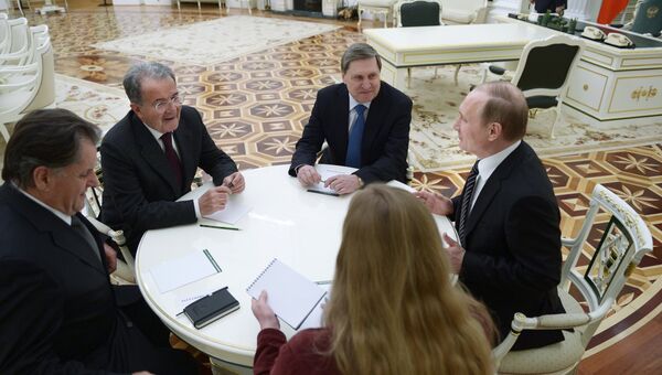 Президент России Владимир Путин (справа) и бывший председатель Совета министров Италии Романо Проди (второй слева) во время встречи в Кремле