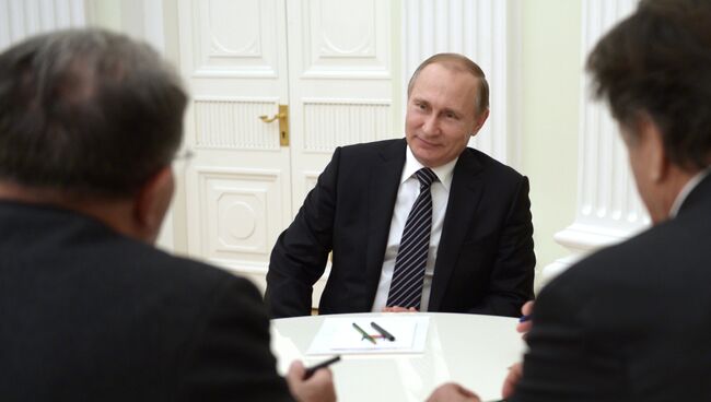 Президент России Владимир Путин (в центре) и бывший председатель Совета министров Италии Романо Проди (слева) во время встречи в Кремле