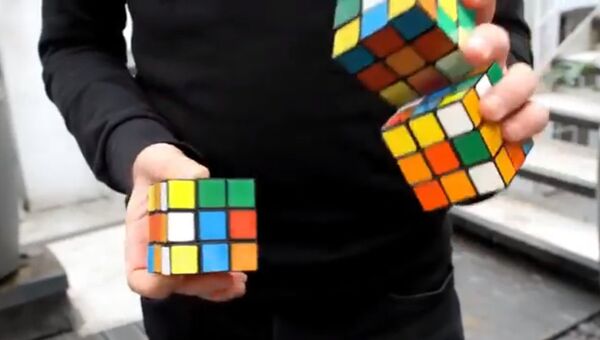 Собрать три кубика Рубика, жонглируя… И за 20 секунд