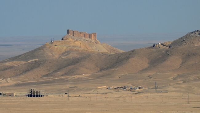 Вид на старый замок на холме в Сирии. Архивное фото
