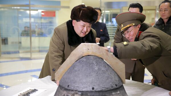 Северокорейский лидер Ким Чен Ын у боеголовки. Архивное фото