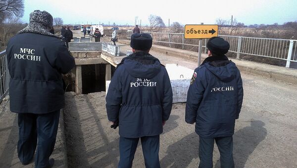 Сотрудники МЧС на месте обрушения моста в селе Яконовка Приморского края