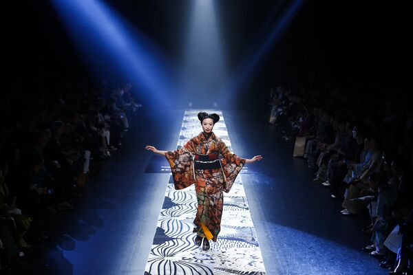 Модель во время показа Tokyo Fashion Week