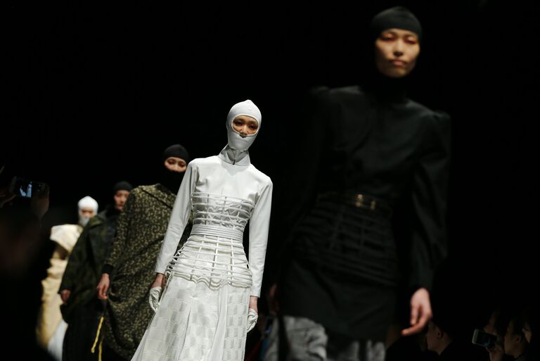 Модели во время показа Tokyo Fashion Week