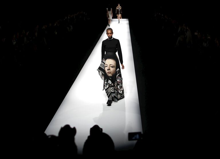 Модель во время показа Tokyo Fashion Week