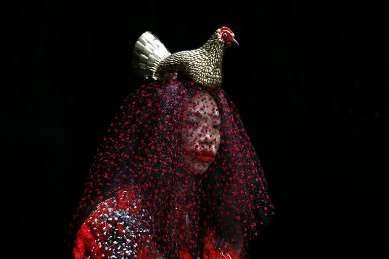 Модель во время показа Tokyo Fashion Week