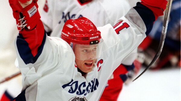 Хоккеист Павел Буре во время матча Россия - Финляндия. 20 февраля 1998