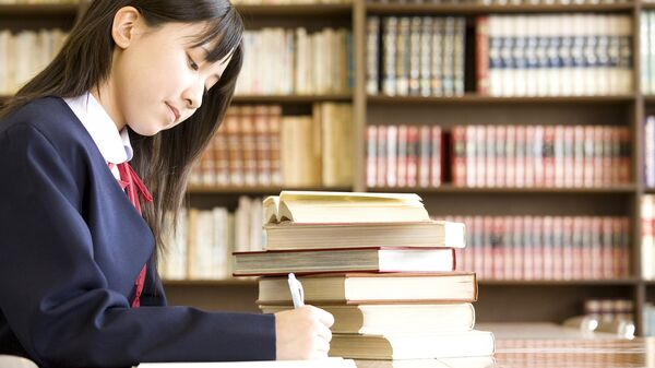 Японская студентка за учебниками. Архивное фото