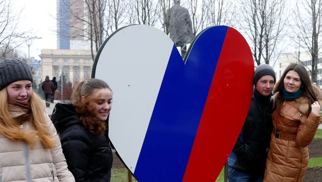 Жители Донецка на митинге-концерте, посвященном годовщине воссоединения Крыма с Россией, прошедшем в Первомайском сквере на центральной площади города. Архивное фото