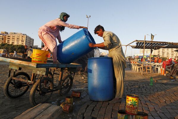 Доставка питьевой воды. Карачи, Пакистан