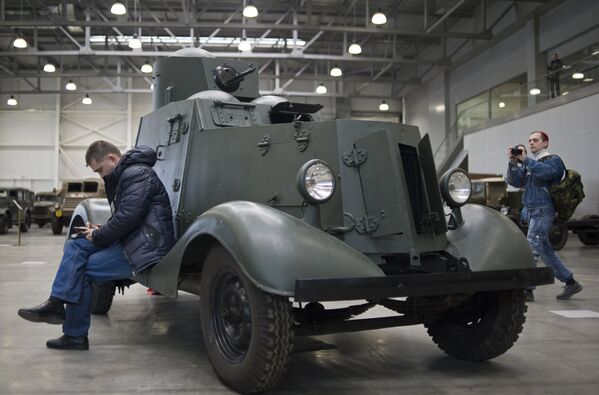 Посетители у лёгкого бронеавтомобиля ФАИ-М на международной выставке исторической военной техники Моторы войны в МВЦ Крокус Экспо в Москве