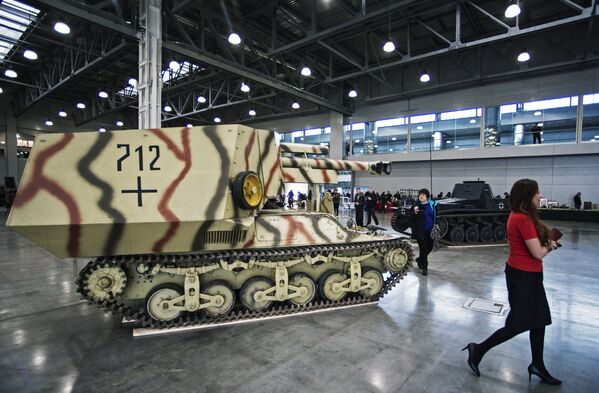 Посетители у 105-мм самоходной артиллерийской установки 10,5 см leFH 18-4 auf Geschutzwagen Lr.S образца 1942 года на международной выставке исторической военной техники Моторы войны в МВЦ Крокус Экспо в Москве