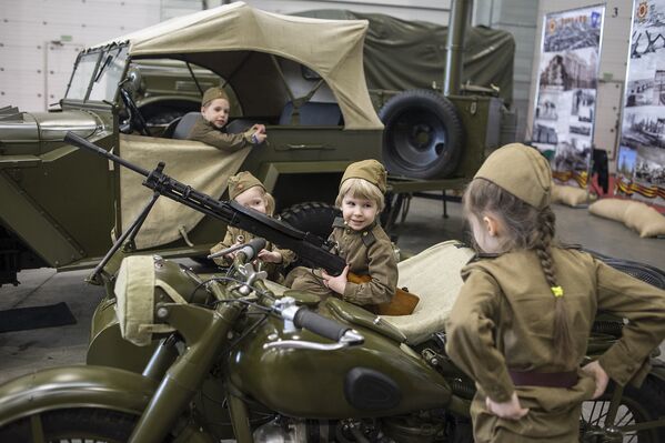 Посетители на международной выставке исторической военной техники Моторы войны в МВЦ Крокус Экспо в Москве