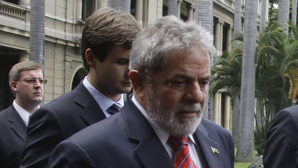 Луис Инасио Лула да Силва (справа налево) во дворце Итамарати в Рио-де-Жанейро.