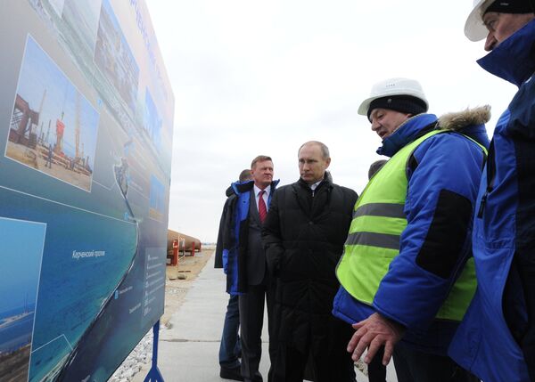 Президент России Владимир Путин во время посещения строительной площадки транспортного перехода через Керченский пролив на острове Тузла