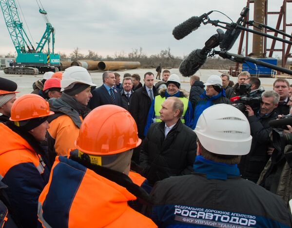 Президент России Владимир Путин во время посещения строительной площадки транспортного перехода через Керченский пролив на острове Тузла