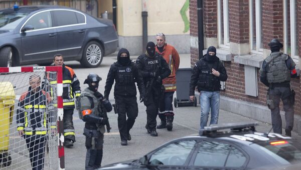 Полиция Бельгии во время спецоперации в брюссельском Моленбеке, 18 марта 2016
