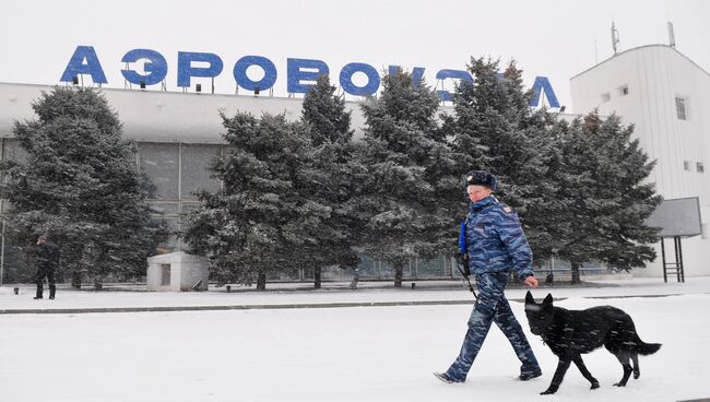 Сотрудник правоохранительных органов с собакой у здания аэропорта Ростова-на-Дону. Архивное фото