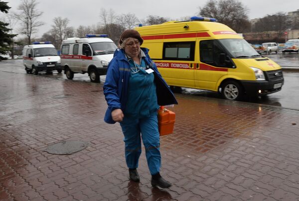 Работник Скорой помощи в аэропорту Ростова-на-Дону, где при посадке разбился пассажирский самолет Boeing-737-800