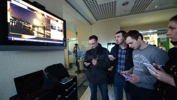 Люди стоят у телевизора в аэропорту Ростова-на-Дону. Пассажирский самолет Boeing-737-800 разбился при посадке в аэропорту Ростова-на-Дону