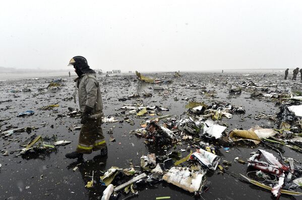 Сотрудники МЧС на месте крушения лайнера Boeing 737-800 в Ростове-на-Дону
