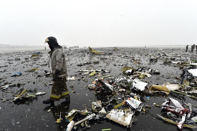 Сотрудники МЧС на месте крушения лайнера Boeing 737-800 в Ростове-на-Дону