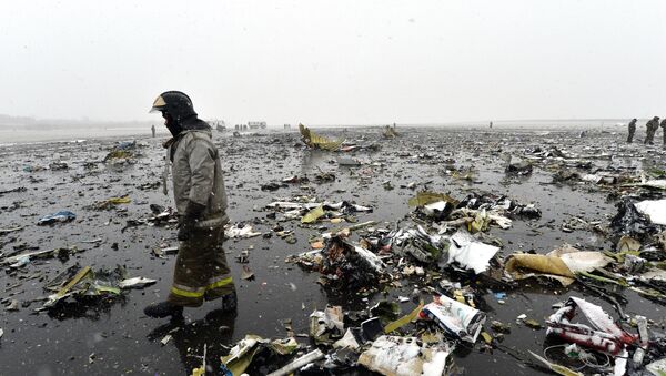 Сотрудники МЧС на месте крушения лайнера Boeing 737-800 в Ростове-на-Дону. Архивное фото