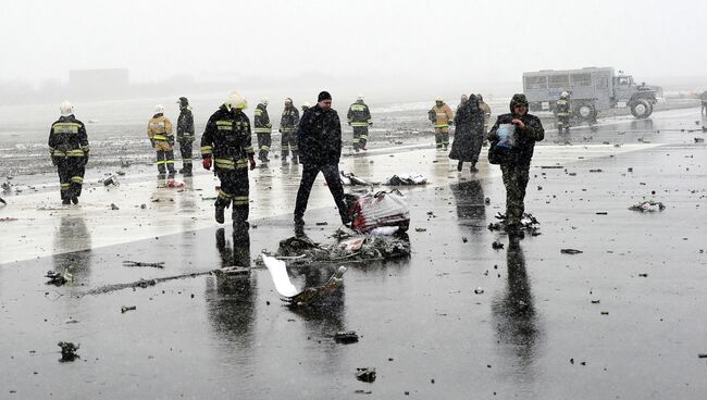 Сотрудники МЧС на месте крушения лайнера Boeing 737-800 в Ростове-на-Дону