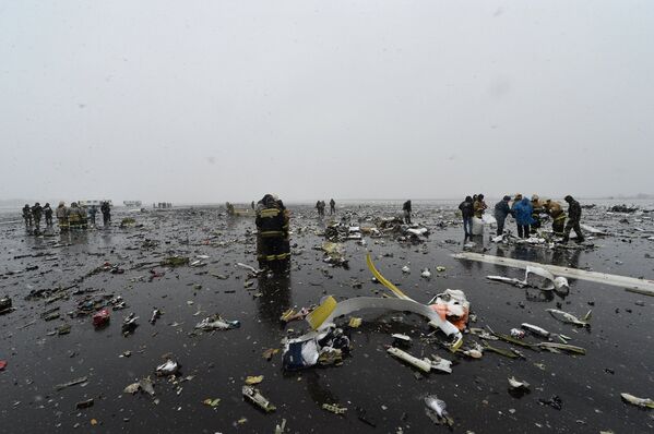 На месте крушения пассажирского самолета Boeing-737-800, который разбился при посадке в аэропорту Ростова-на-Дону